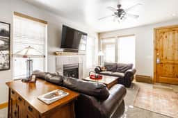 PC 3 bed - 1552B Redstone Ave