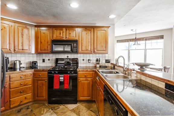 PC 3 bed -1642 Redstone Ave
