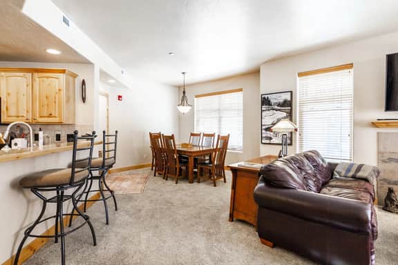PC 3 bed - 1552B Redstone Ave