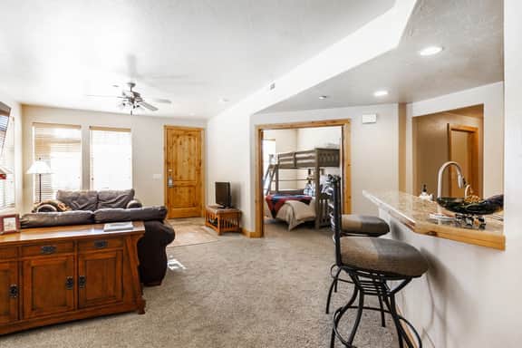 PC 3 bed - 1552B Redstone Ave