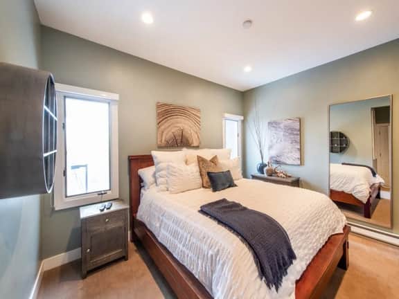 PC 3 bed-1465 Crescent Rd