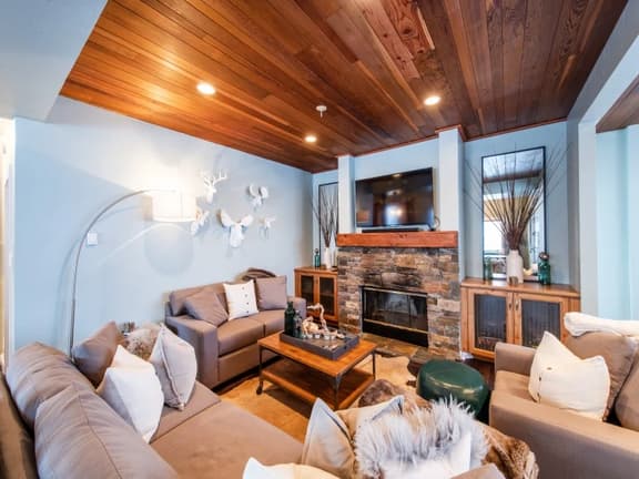 PC 3 bed-1465 Crescent Rd